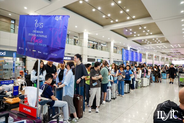 인천관광공사가 ‘2025 인천 국제 음악 콩쿠르’를 성공적으로 마무리하며, 국내·외 특수목적 관광객 600명을 유치하고 약 2억원의 소비 효과를 창출하는 등 지역경제에 활력을 불어넣었다. 사진은 외국인 참가자 입국하는 모습. (사진제공=인천관광공사)