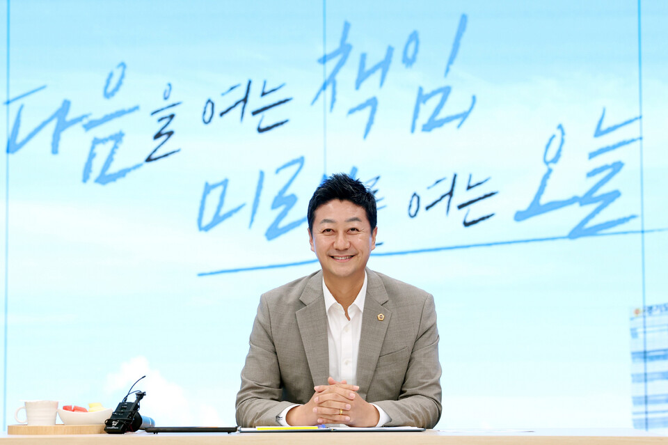 김진경 경기도의회 의장이 제11대 후반기 의장 취임 1주년을 맞아 ‘다음을 여는 책임, 미래를 여는 오늘’이라는 메시지로 그동안의 주요 의정성과와 남은 임기 동안 추진할 목표와 구상을 24일 발표했다. (사진제공=경기도의회)