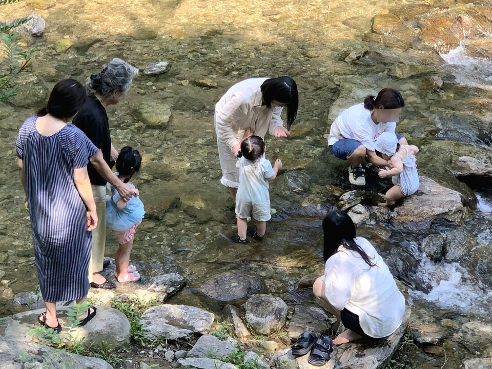 폭염특보가 이어진 24일 오후 3시5분께 동두천시 탑동동 왕방계곡에서 세대가 함께한 가족들이 얕은 물에 발을 담그며 더위를 식히고 있다. (사진=오기춘 기자)