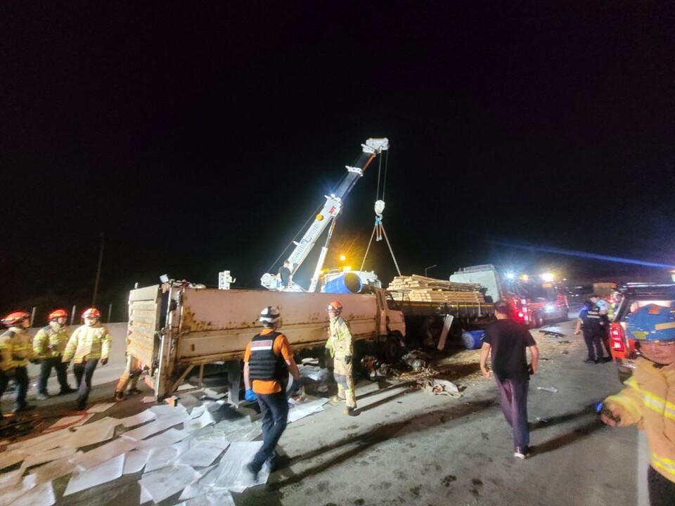 25일 0시께 광주시 직동 3국도 성남방향 도로에서 화물차와 승용차가 잇따라 추돌하는 다중 추돌 사고가 나 1명이 숨지고 1명이 부상을 입었다. (사진제공=경기도소방재난본부)