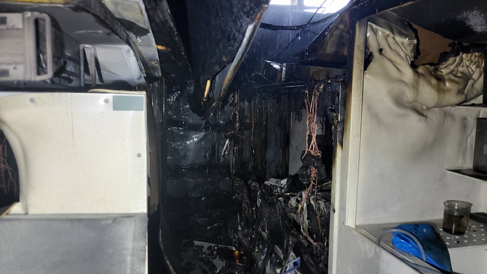 25일 오전 8시35분께 안산시 목내동의 한 3층짜리 공장 건물 2층에서 불이 나 공장 건물 일부와 도금기계 등을 태우고, 신고를 받고 출동한 소방당국에 의해 약 54분 만인 오전 9시29분께 모두 진화됐다. (사진제공=경기도소방재난본부)