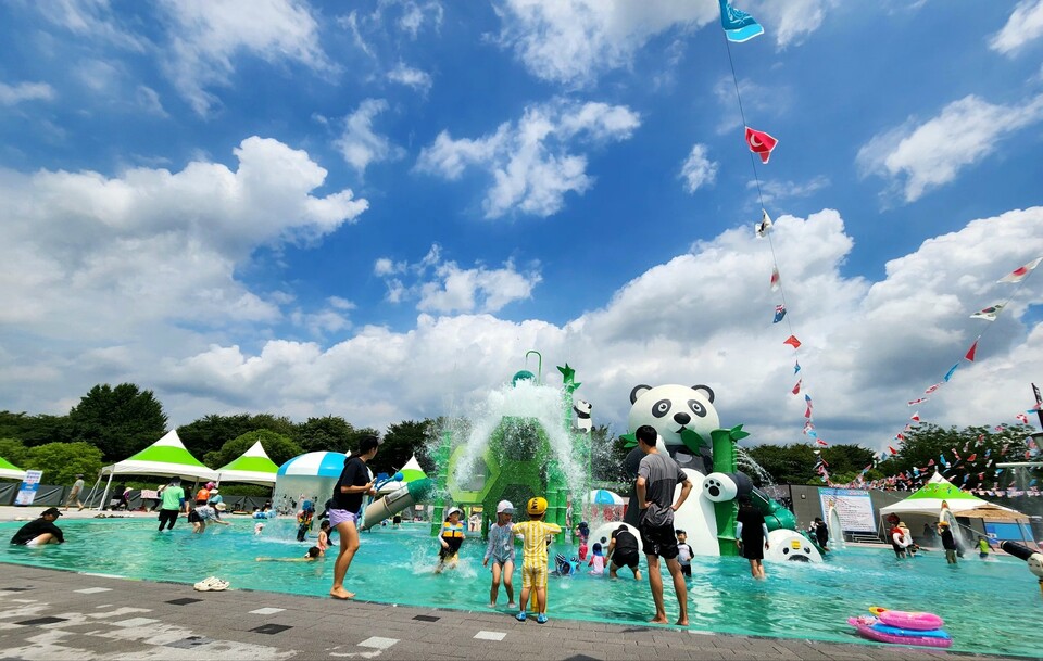 26일 토요일 수도권(경기·인천) 지역은 구름 없는 맑은 하늘이 펼쳐지겠으며, 한낮에는 기온이 35도 안팎까지 오르며 무더위가 기승을 부릴 전망이다. (사진=중앙신문 DB)
