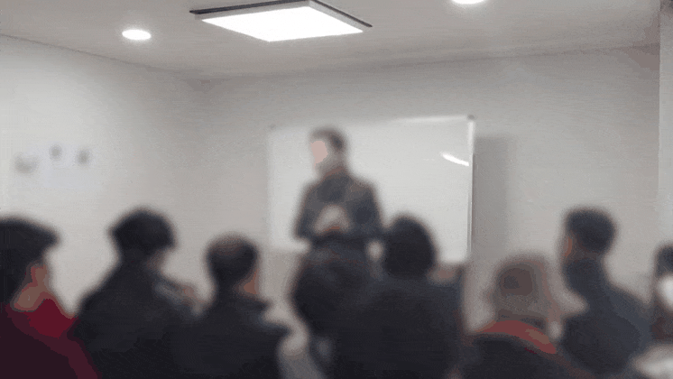 경기남부경찰청이 실체 없는 AI·쇼핑몰·코인 사업에 투자하면 ‘300% 수익’을 보장한다며 840억원대 자금을 끌어모은 유사수신 사기 일당 7명을 붙잡고, 이 중 총책 A씨(60대, 남)를 구속 송치했다. (영상제공=경기남부청)