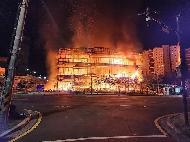 27일 오전 0시10분께 수원시 권선구·동 수원버스터미널 인근 모델하우스에서 화재가 발생해 신고를 받고 출동한 소방당국에 의해 약 2시간35분 만인 오전 2시45분께 큰 불길이 잡혔다. (사진=염태영 국회의원 페이스북)