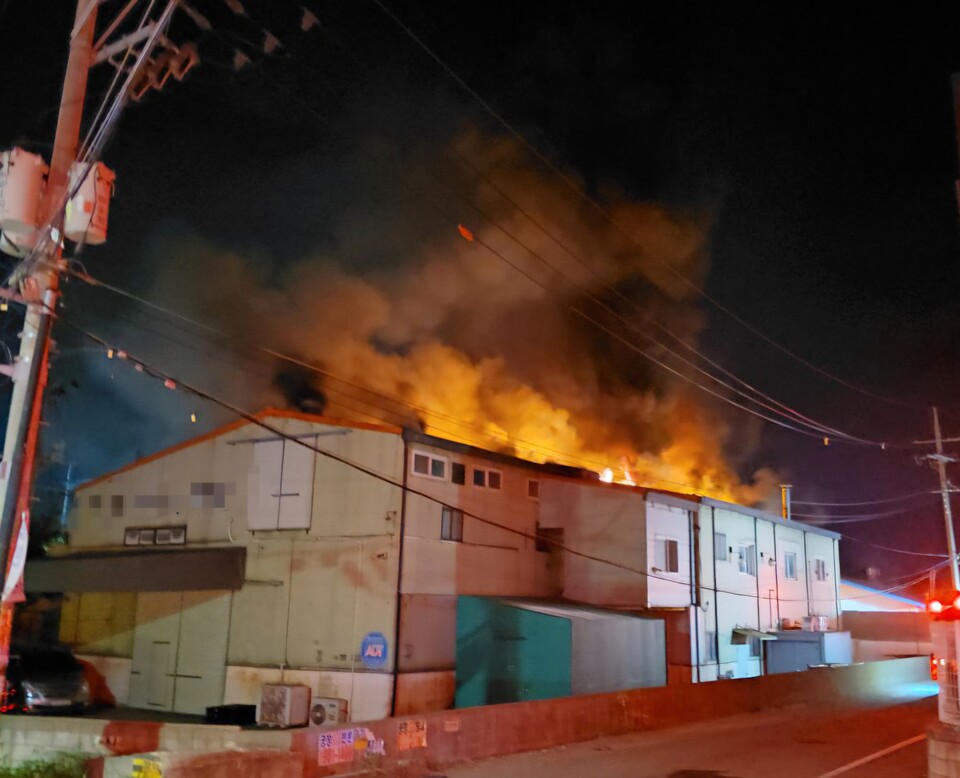 27일 새벽 4시3분께 김포시 대곶면의 한 인쇄공장에서 불이 나 2층짜리 철근콘크리트 구조(연면적 659㎡)의 공장 건물 일부를 태우고, 신고를 받고 출동한 소방당국에 의해 약 4시간26분 만인 오전 8시29분께 모두 진화됐다. (사진제공=경기도북부소방재난본부)