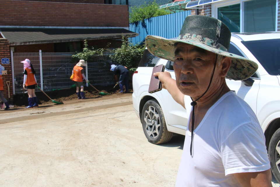 안승중 원흥리 노인회장은 “자원봉사자들의 수해복구 참여 봉사에 피해 수재민의 한 사람으로서 고맙단 말 외에 더 할 말이 있겠는가? 더구나 이곳은 복구 장비가 못 들어와 일일이 인력으로 작업을 해야 하는 어려움이 있었기에 더더욱 고맙고 감사하다”며 구리자봉 봉사자들에게 진심담긴 감사를 전했다. (사진=이건구 기자)