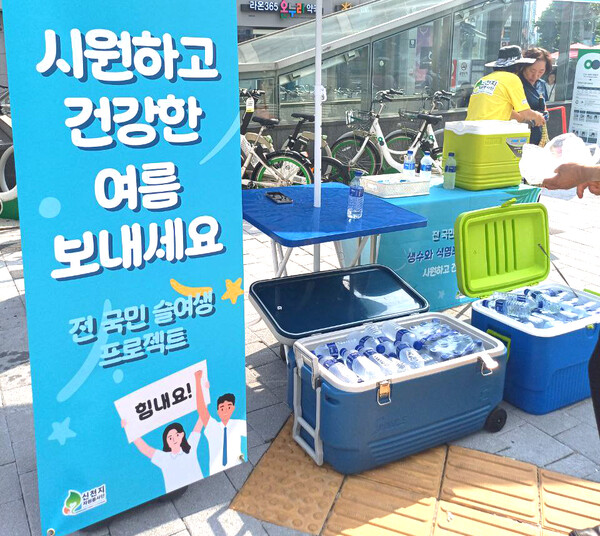 신천지자원봉사단 강서지부가 지난 24일 화곡역 근처에서 주민들에게 생수와 포도당 나눔 봉사를 하고 있다. (사진제공=신천지자원봉사단 강서지부)