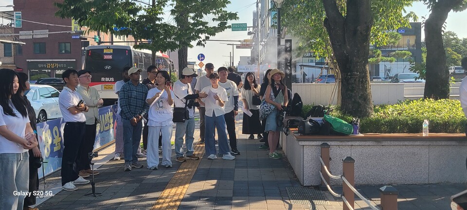 포천지역 청소년들이 이주노동자의 열악한 주거환경과 노동조건 개선을 촉구하며 시청 앞에서 집회를 벌이고 있다. (사진=김성운 기자)