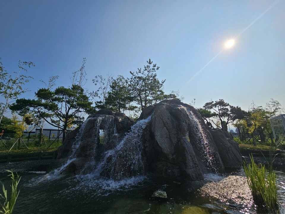 수도권 전역에 폭염경보(옹진군 제외)가 발효된 29일 오전 9시10분께 중부내륙고속도로 양평 남한강휴게소에 설치된 ‘용문산 축경(縮景)’이 이글거리는 태양빛을 모두 받아내고 있다. (사진=김광섭 기자)