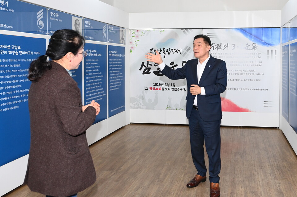 이재준 수원시장이 수원시가 발굴한 13인의 독립운동가 전시를 관람하고 있다. (사진제공=수원시)