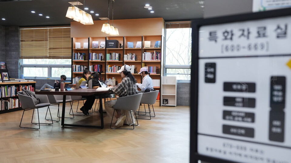 수원시 한 도서관에서 시민들이 책을 읽고 있다. (사진제공=수원시)
