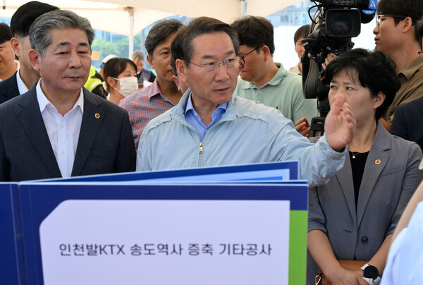 유정복 시장이 29일 송도역에서 오는 2026년 12월 개통 예정인 '인천발 KTX 직결사업' 진행 상황을 점검하고 있다. (사진제공=인천시)