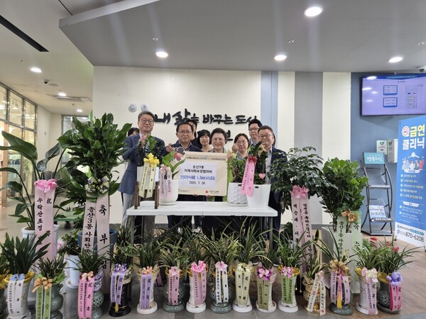 의정부시 송산3동이 승진 축하 화분을 지역 내 취약계층과 사회복지시설에 반려식물로 나누며 이웃과의 따뜻한 정을 나눴다. (사진제공=의정부시)