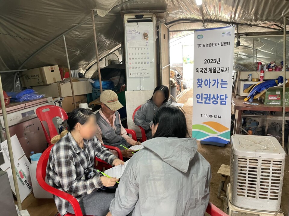 경기도가 지난 14일부터 도내 외국인 계절근로자의 노동권과 인권 보호를 위해 사상 첫 인권 실태조사에 착수했다. 조사 대상은 19개 시군, 115개 농가에서 일하는 외국인 계절근로자 420명이며 조사 결과는 제도 개선과 정책 권고안으로 이어질 예정이다. (사진제공=경기도)