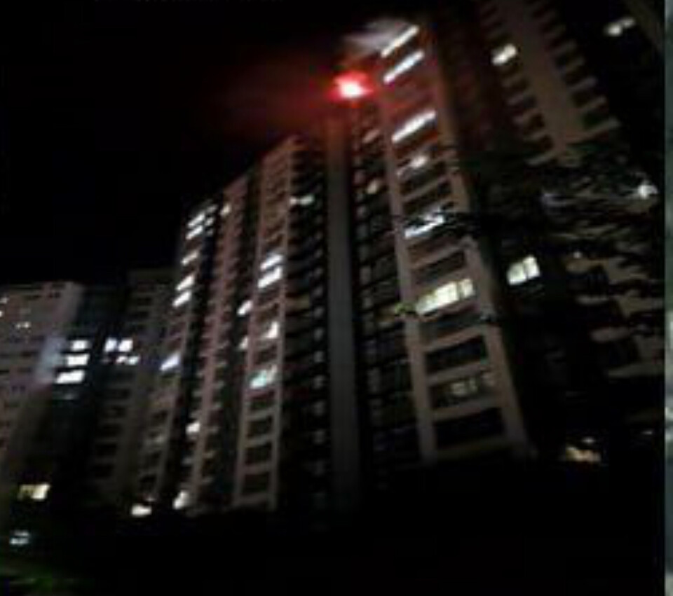 29일 오후 11시32분께 화성시 봉당읍의 한 23층짜리 아파트 22층 세대 실외기에서 불이 나 실외기와 베란다 등을 태우고, 신고를 받고 출동한 소방당국에 의해 약 19분 만인 오후 11시51분께 모두 진화됐다. 이 과정에서 입주민 94명이 긴급 대피하는 소동이 빚어졌다. (사진제공=경기도소방재난본부)