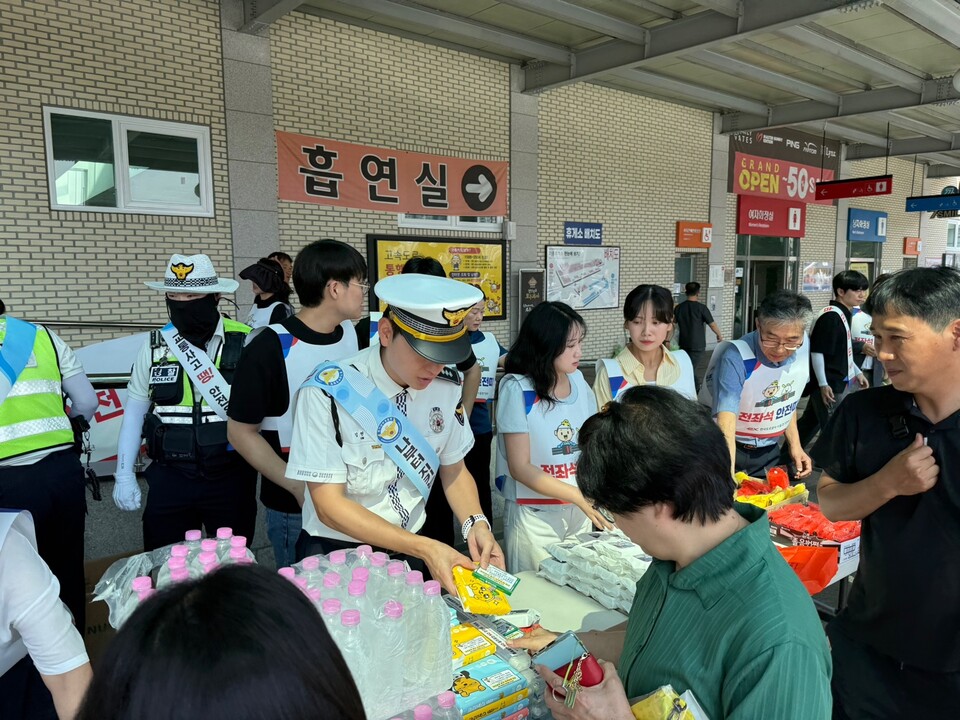 경기남부경찰청이 여름 휴가철을 맞아 고속도로 내 반칙운전 근절을 위한 교통안전 캠페인에 나섰다. 이번 캠페인은 경부고속도로 기흥휴게소에서 유관기관과 합동으로 진행됐으며, 특히 버스전용차로와 끼어들기 위반에 대한 집중 단속 홍보에 초점이 맞춰졌다. (사진제공=경기남부청)