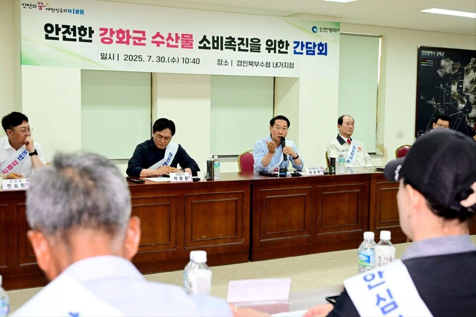 유정복 인천시장이 30일 강화 외포항을 방문해 해수 방사능 검사 현장을 점검하고 직접 시료를 채취하며 수산물 안전성을 강조했다. (사진=유정복 인천시장 페이스북)