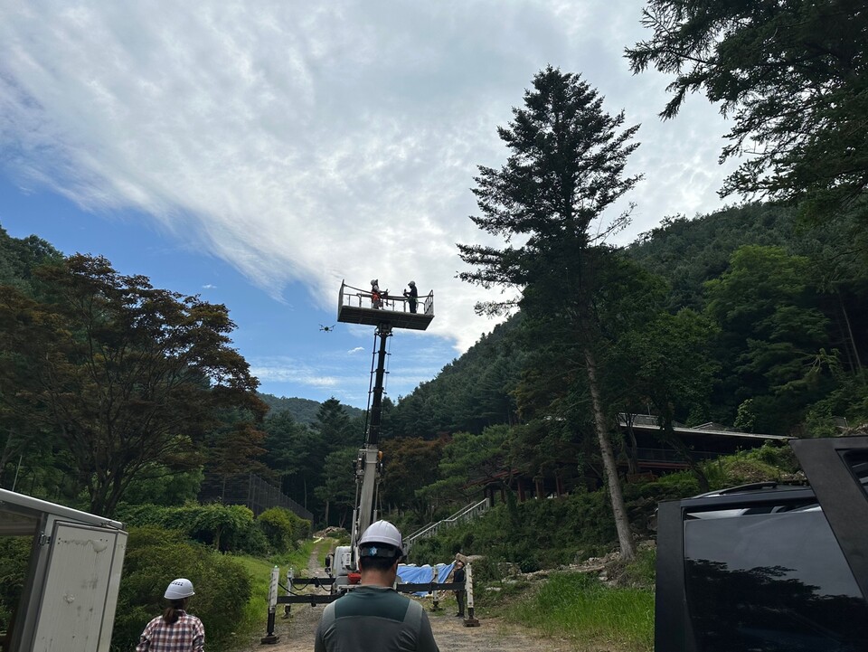 경기도가 여름철 소나무재선충병 확산을 막기 위해 헬기, 드론, 지상 방제단을 동원한 ‘3중 예찰체계’를 본격 가동 중이다. (사진제공=경기도)