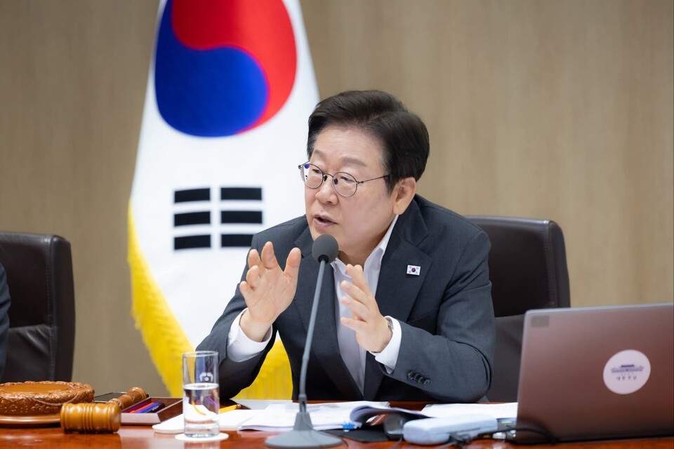 이재명 대통령이 29일 제33회 국무회의를 주재한 뒤 자신의 SNS를 통해 “올해를 산재 사망 근절의 원년으로 삼겠다”고 밝히며 모든 부처에 노동 현장 안전 대책 강화를 강력히 주문했다. 또 폭염 피해 대응을 국가적 비상사태 수준으로 격상하고, 민생 소비쿠폰 사업의 성과를 강조하며 국민 중심 행정을 재확인했다. (사진=이재명 대통령 페이스북)