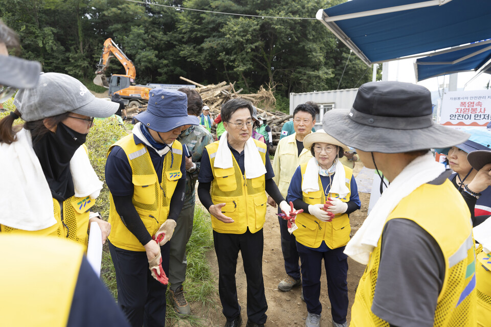 경기도가 집중호우로 큰 피해를 입은 가평군 일대에 자원봉사단을 투입해 수해 복구를 이어가는 가운데, 김동연 지사가 31일 자원봉사 현장을 찾아 복구 작업에 동참했다. (사진제공=경기도)