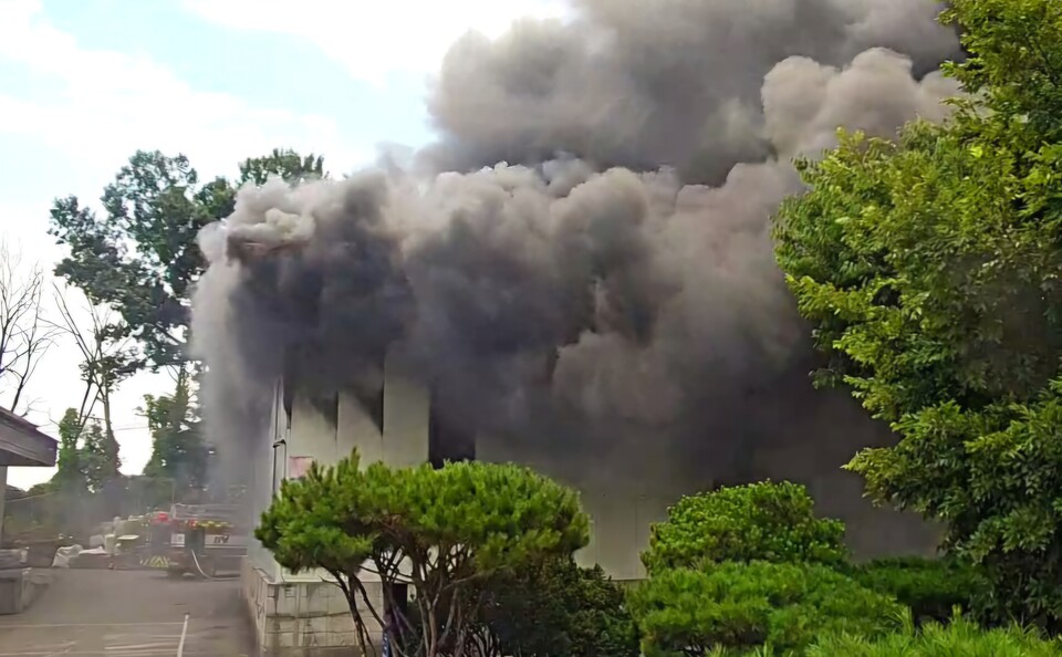 31일 오후 1시18분께 용인시 처인구의 한 가전제품 물류창고에서 불이 나 소방당국이 진화 중이다. (사진제공=경기도소방재난본부)