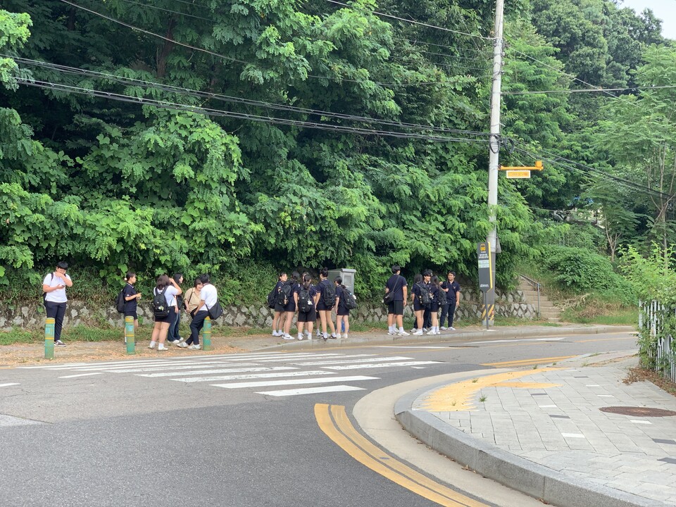 31일 오후 4시50분께 동두천시청 뒷길 버스 정류장에 서 한국문화영상고등학교 학생 약 20여 명이 무더위 속에서 마을버스를 기다리고 있다. (사진=오기춘 기자)