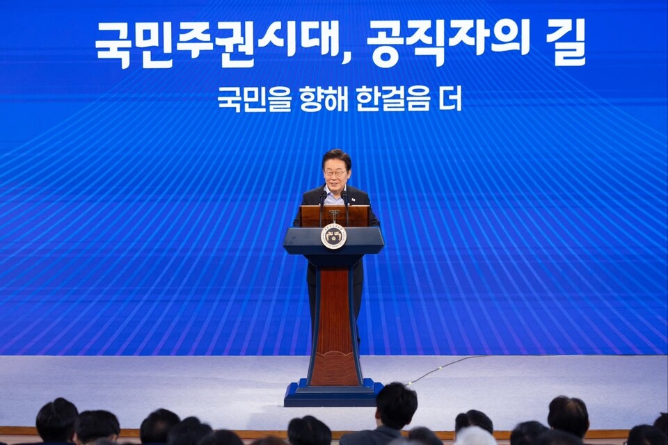 이재명 대통령이 31일 오후, 중앙부처 장·차관과 실장급 이상 고위공직자 280여 명이 참석한 고위공직자 워크숍에서 특강을 통해 공직자의 자세와 책임을 강조했다. (사진=이재명 대통령 페이스북)