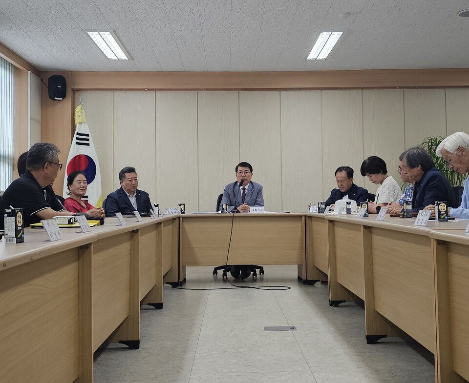 구리시재향군인회가 30일 구리보훈향군회관 2층 소회의실에서 국가를 위해 애쓴 구리향군회원들의 치아 위생을 위해 라인치과와 업무협약(MOU)울 맺은데 이어 31일, 백경현 구리시장과의 간담회를 통해 구리향군의 애로사항을 전달했다. (사진=이건구 기자)