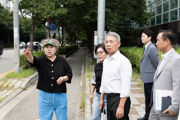 윤환 계양구청장은 31일 주민 생활과 밀접한 민원 현장을 직접 방문해 불편 사항을 점검하고 현장에서 즉각적인 해결 방안을 논의했다. (사진제공=계양구)