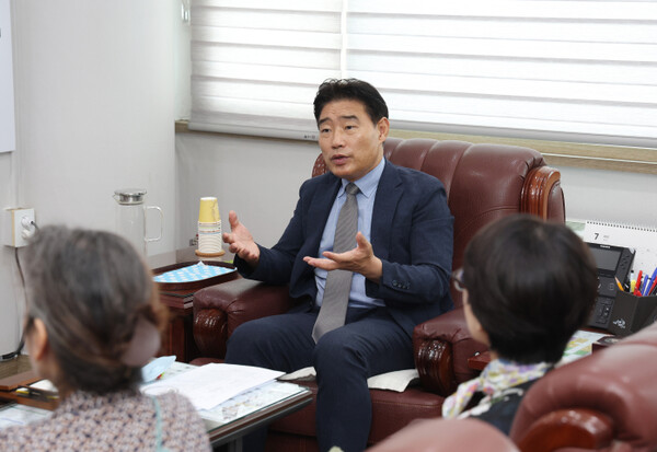 김운남 고양특례시의회 의장은 1일 평화통일운동을 펼치는 시민사회단체와 차담회를 갖고 지역 평화정책과 시민사회 연계 방안을 논의하며 평화도시 구현에 힘을 보태겠다는 뜻을 전했다. (사진제공=고양특례시의회 )