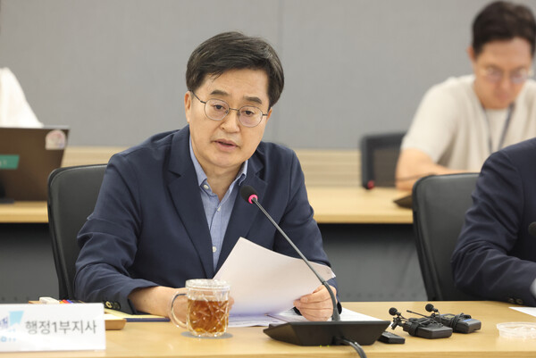 31일 오후 경기도청 서희홀에서 김동연 경기도지사, 김성중 행정1부지사, 고영인 경제부지사 등이 참석한 한미관세 협상 타결에 따른 경기도 특별지원대책 회의에서 모두발언을 하고있다. (사진제공=경기도)