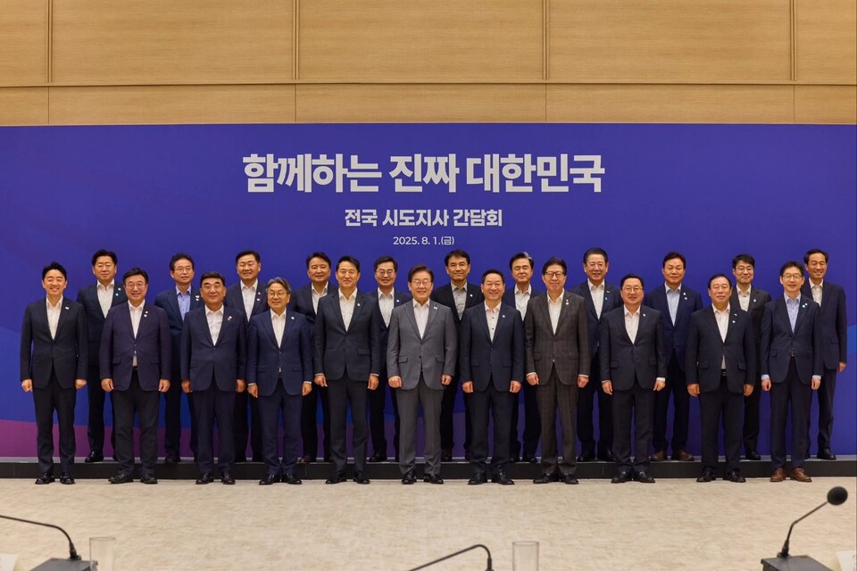 이재명 대통령이 1일 서울 용산 대통령실에서 전국 17개 시·도지사와 처음으로 간담회를 가진 가운데, 유정복 인천시장이 지방분권형 개헌을 강력히 건의했다. (사진=이재명 대통령 페이스북)