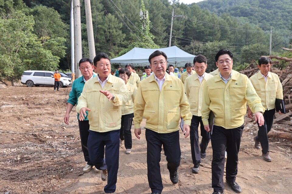 윤호중 행정안전부 장관이 1일 오후, 지난달 발생했던 집중호우로 큰 피해를 입은 가평군을 찾아 호우 피해 상황과 복구 현장을 긴급 점검했다. (사진제공=가평군)