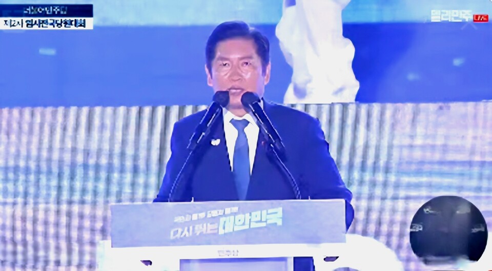 더불어민주당의 신임 당대표로 선출된 정청래 의원이 2일 오후 고양시 킨텍스에서 열린 제2차 임시전국당원대회에서 “민주당 당대표로서 모든 것을 바치겠다”며 첫 일성을 밝히고 있다. (사진=델리민주)