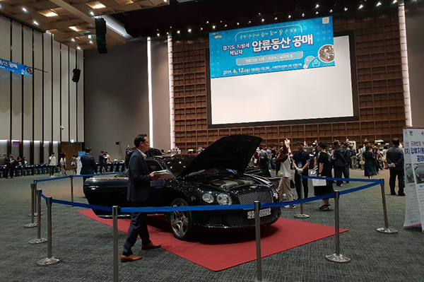 경기도는 12일 오전 10시부터 수원컨벤션센터 3층에서 체납자 압류 명품 공개매각을 실시했다. 이 날 공매에서 최고가 낙찰을 기록한 압류물품은 특별공매를 진행한 감정가 5000만 원의 벤틀리 컨티넨탈 GT 차량으로 7779만 원에 낙찰됐다. 2019.06.12 /경기도 제공