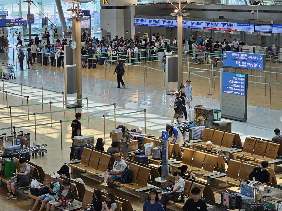 여름 휴가철인 4일 오전 11시50분께 인천국제공항 제1여객터미널 출국장이 이용객들로 북적이고 있다. (사진=남용우 선임기자)