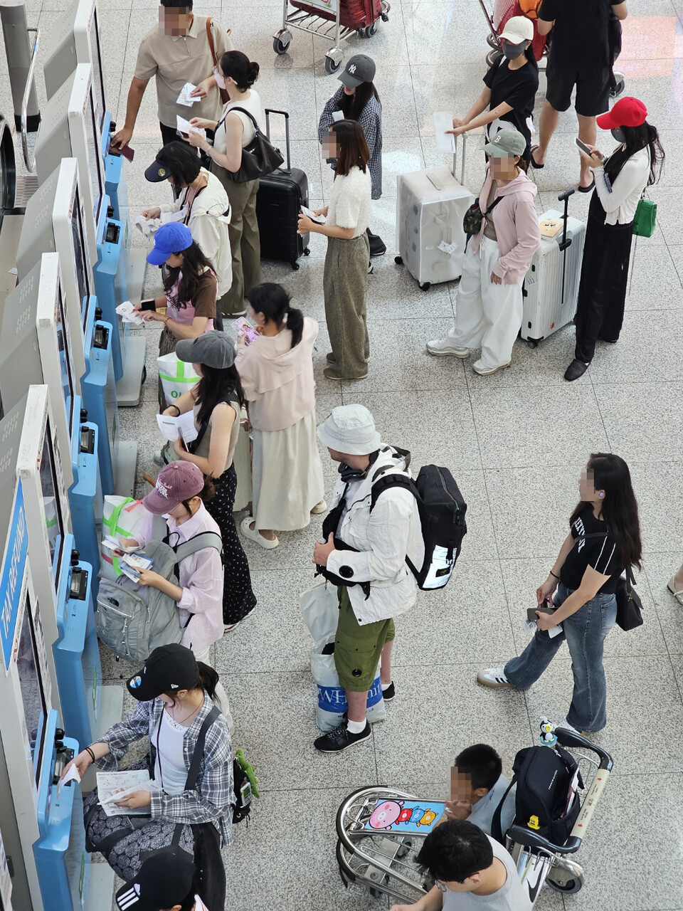 4일 낮 12시10분께 여름휴가철을 맞아 많은 이용객들로 붐비는 인천국제공항 제1여객터미널 출국장에서 세금을 환급받으려는 중국 관광객들이 택스리펀(Tax Refund) 키오스크를 이용하고 있다. (사진=남용우 선임기자)