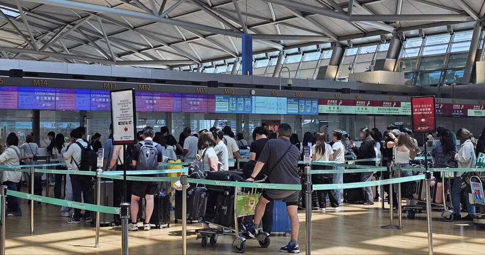 본격적인 여름휴가철인 4일 낮 12시35분께 인천국제공항 제1여객터미널 출국장이 해외로 출국하려는 많은 여행객들로 붐비고 있다.