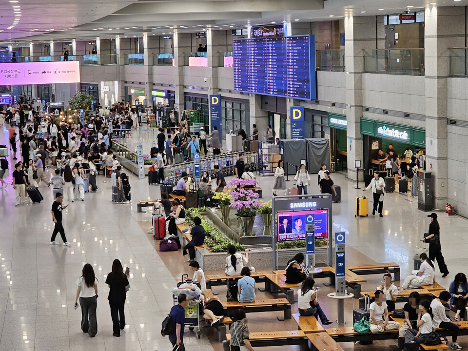 4일 낮 12시45분께 인천국제공항 제1여객터미널 입국장이 이른 여름휴가를 마치고 일상으로 복귀하려는 이용객들로 북적이고 있다. (사진=남용우 선임기자)
