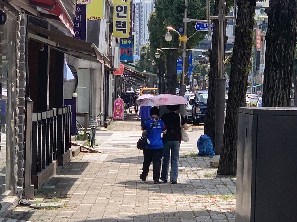 4일 오후 1시35분께 동두천시에 폭염주의보가 내린 가운데 중앙로 거리를 한쌍의 모녀가 양산 속에서 팔짱을 끼고 ‘빛’ 길을 다정히 걸어가고 있다. (사진=오기춘 기자)