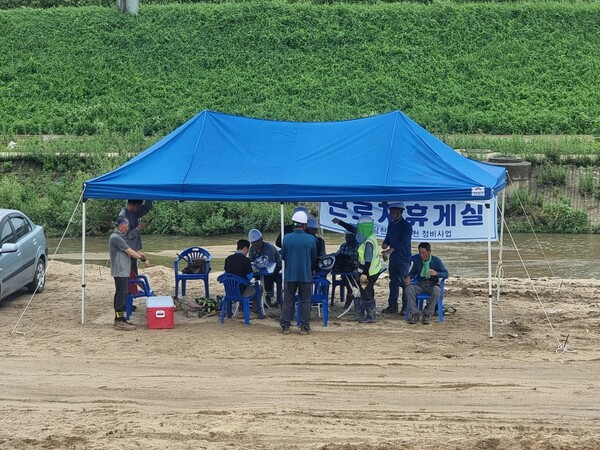 경기도가 연일 이어지는 폭염 속에서 지난 7월14일부터 8월1일까지 도가 직접 시행 중인 지방하천 정비사업장 9곳을 대상으로 폭염 대응 실태와 현장 근로자의 온열질환 예방 조치에 대한 특별점검을 실시했다. (사진제공=경기도)
