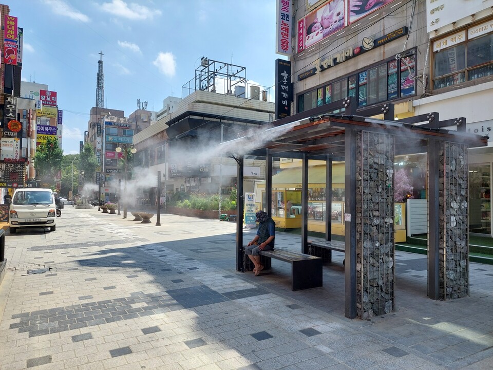 광명시가 여름철 폭염 대응을 위해 철산상업지구 로데오거리에 ‘쿨링포그’를 설치하고 본격 운영에 들어간다.   사진은 철산상업지구 로데오거리(철산동 528 일원) 동측에 설치된 쿨링포그. (사진제공=광명시)