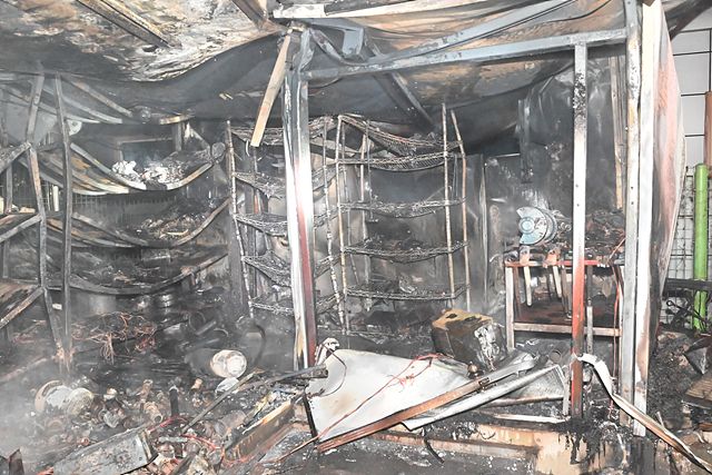 5일 오전 0시15분께 광주시 곤지암읍의 한 공장 공구보관 창고에서 불이 나 샌드위치패널구조로 된 보관 창고와 작업용 전동공구, 진열장, 집기류 등을 태우고 신고를 받고 출동한 소방당국에 의해 약 44분 후인 오전 0시59분께 모두 진화됐다. (사진제공=경기도소방재난본부)