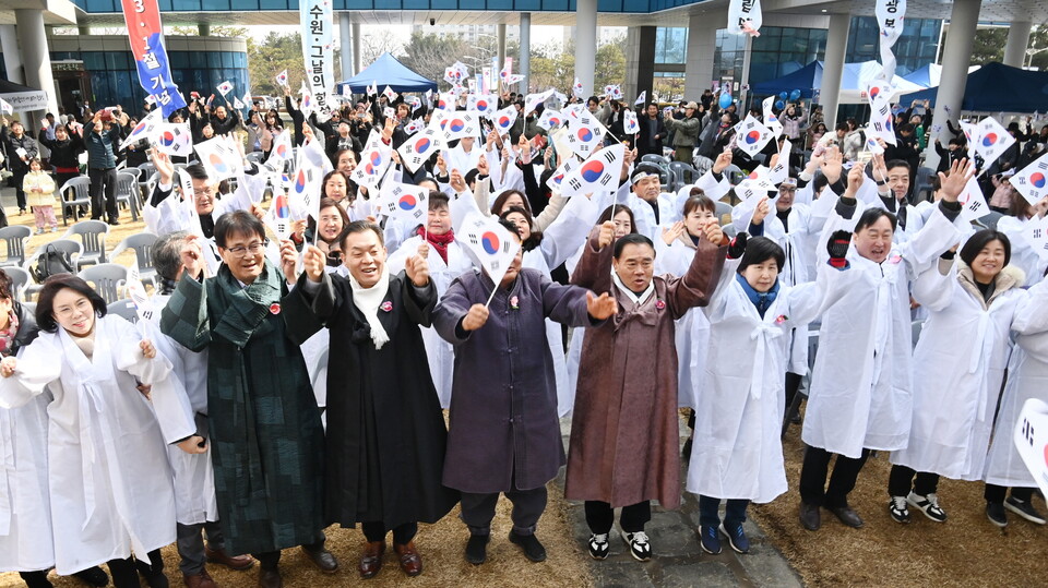 지난 3월1일 수원박물관에서 열린 삼일절 기념행사 중 이재준 수원시장과 참석자들이 만세를 외치고 있다. (사진제공=수원시)