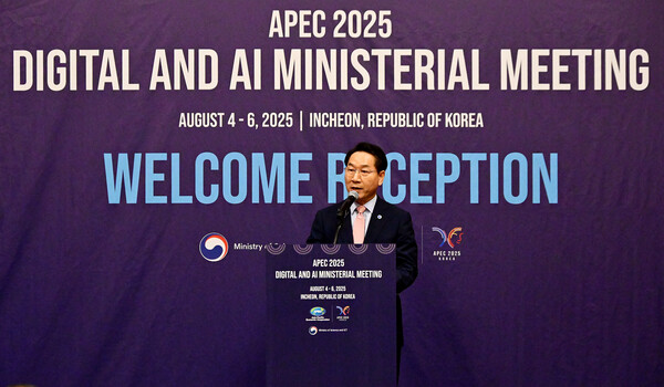유정복 시장이 4일 연수구 경원재에서 열린 'APEC 2025 디지털 ·AI 장관회의 만찬'에서 건배사를 하고 있다. (사진제공=인천시)