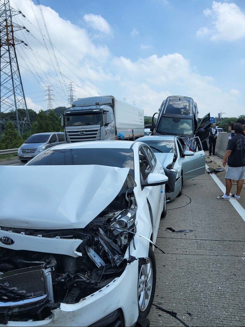차 위에 또 다른 차가 올라앉았다. 보닛은 구겨지고 에어백은 터졌으며, 도로 위엔 오일이 흘러내렸다. 카니발의 지붕은 찌그러졌고, SUV는 그 위에서 뿌리째 뽑힌 듯 거꾸로 들려 있다. 하지만 믿기지 않게도, 아무도 크게 다치지 않았다. (사진제공=경기도소방재난본부)