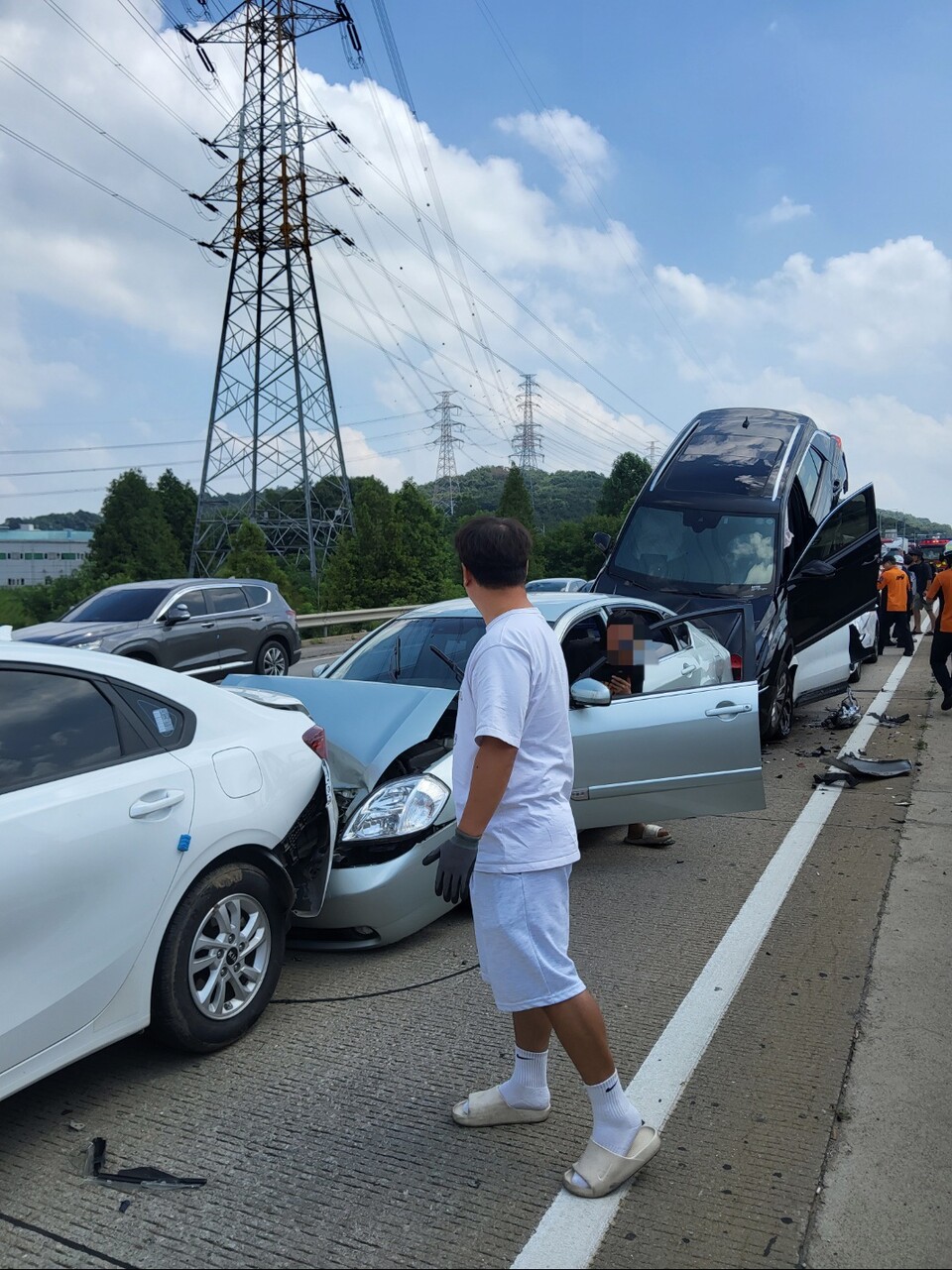 차 위에 또 다른 차가 올라앉았다. 보닛은 구겨지고 에어백은 터졌으며, 도로 위엔 오일이 흘러내렸다. 카니발의 지붕은 찌그러졌고, SUV는 그 위에서 뿌리째 뽑힌 듯 거꾸로 들려 있다. 하지만 믿기지 않게도, 아무도 크게 다치지 않았다. (사진제공=경기도소방재난본부)