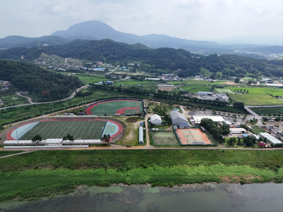 5일 오전 10시20분께 찾은 양평군 개군면 하자포리에 위치한 개군레포츠공원은 남녀노소 누구나 즐길 수 있는 복합체육시설이다. 지난 2013년 준공돼 약 12년을 맞는 시설로 남한강을 따라 펼쳐진 약 2만4천㎡ 규모의 이 공원은 축구장에서 놀이터까지 모든 군민들이 즐기는 다목적 체육·레저 공간이다. (사진=이건구 기자)