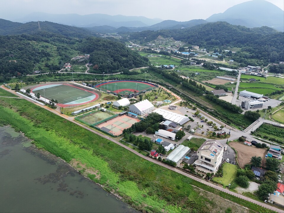 5일 오전 10시20분께 찾은 양평군 개군면 하자포리에 위치한 개군레포츠공원은 남녀노소 누구나 즐길 수 있는 복합체육시설이다. 지난 2013년 준공돼 약 12년을 맞는 시설로 남한강을 따라 펼쳐진 약 2만4천㎡ 규모의 이 공원은 축구장에서 놀이터까지 모든 군민들이 즐기는 다목적 체육·레저 공간이다. (사진=이건구 기자)