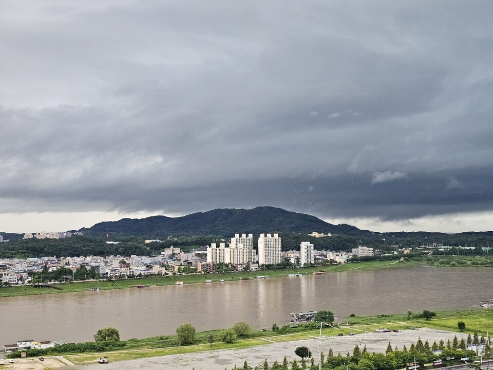 ​​​​​​​6일 수요일 수도권(경기·인천) 지역은 대체로 흐린 가운데 늦은 오후까지 돌풍과 천둥·번개를 동반한 비가 내리겠고, 경기동부를 중심으로는 저녁까지 비가 이어지는 곳도 있겠다. (사진=중앙신문 DB)